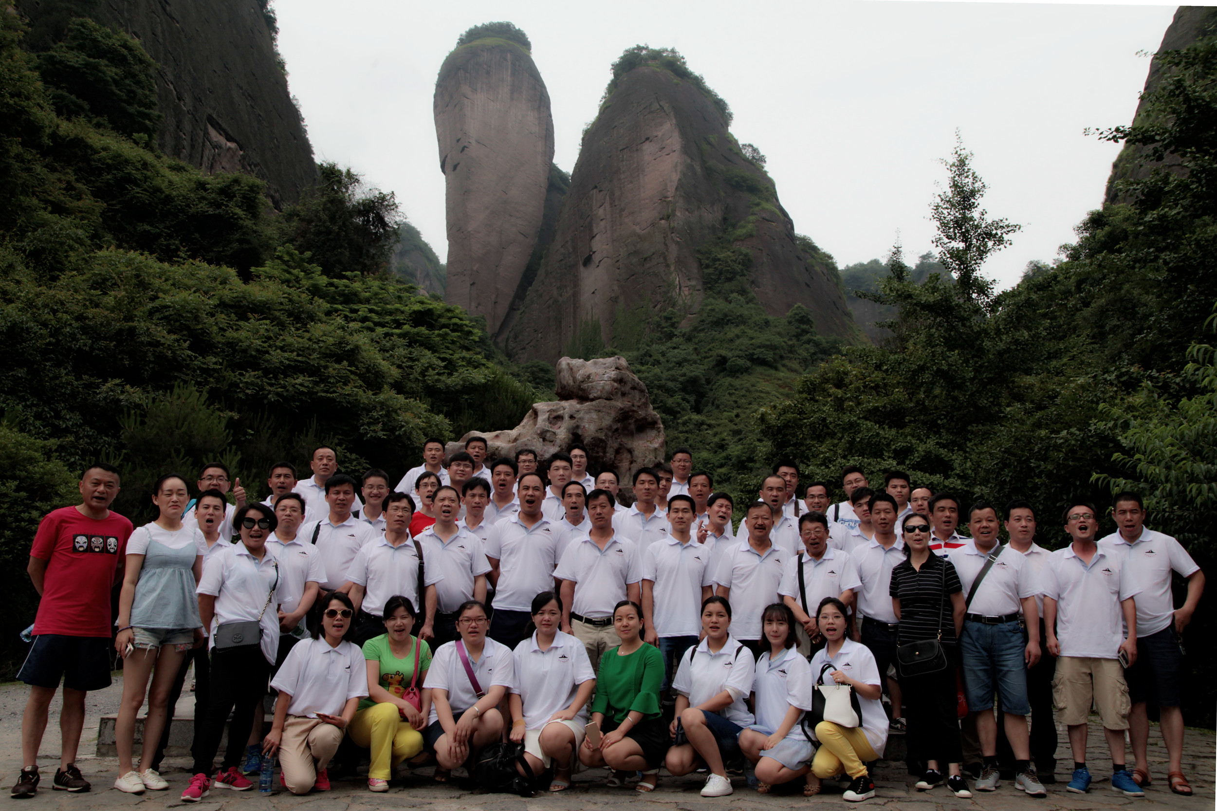 6月11日，全體與會人員游覽了崀山八角寨、辣椒峰景區(qū)