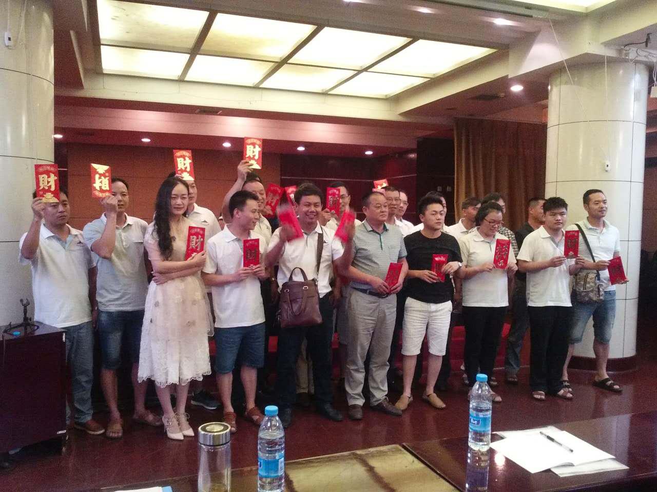 獲獎(jiǎng)人員喜笑顏開(kāi)、高舉“紅包”