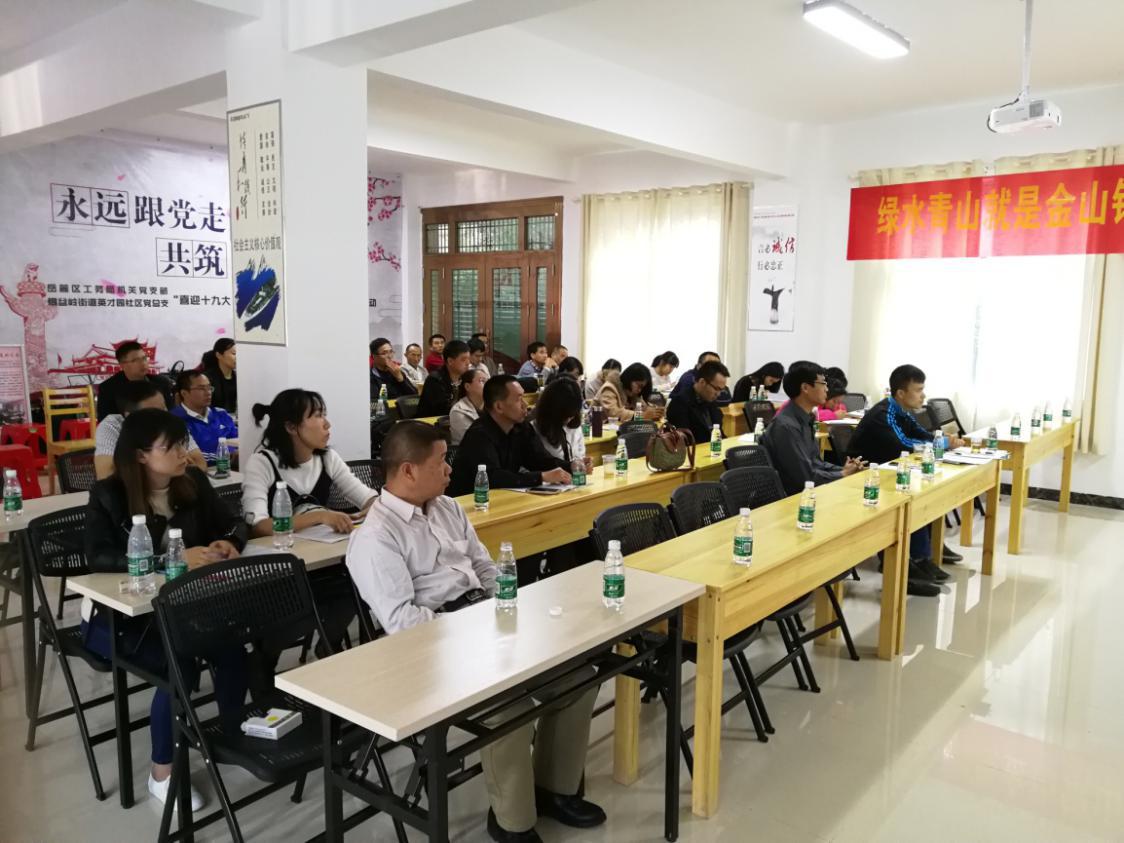 廣東中山實驗中學(xué)的老師仔細(xì)聆聽龍老師的講座