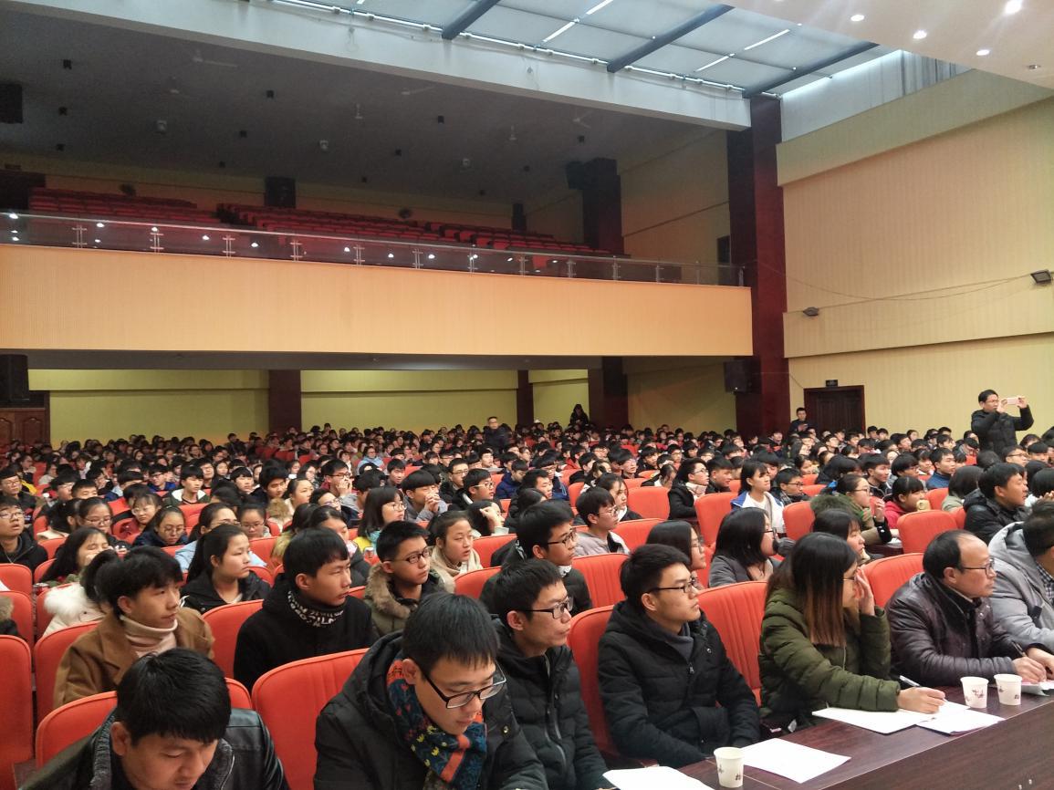 講座現(xiàn)場，老師和學(xué)生們認(rèn)真聆聽專家的授課