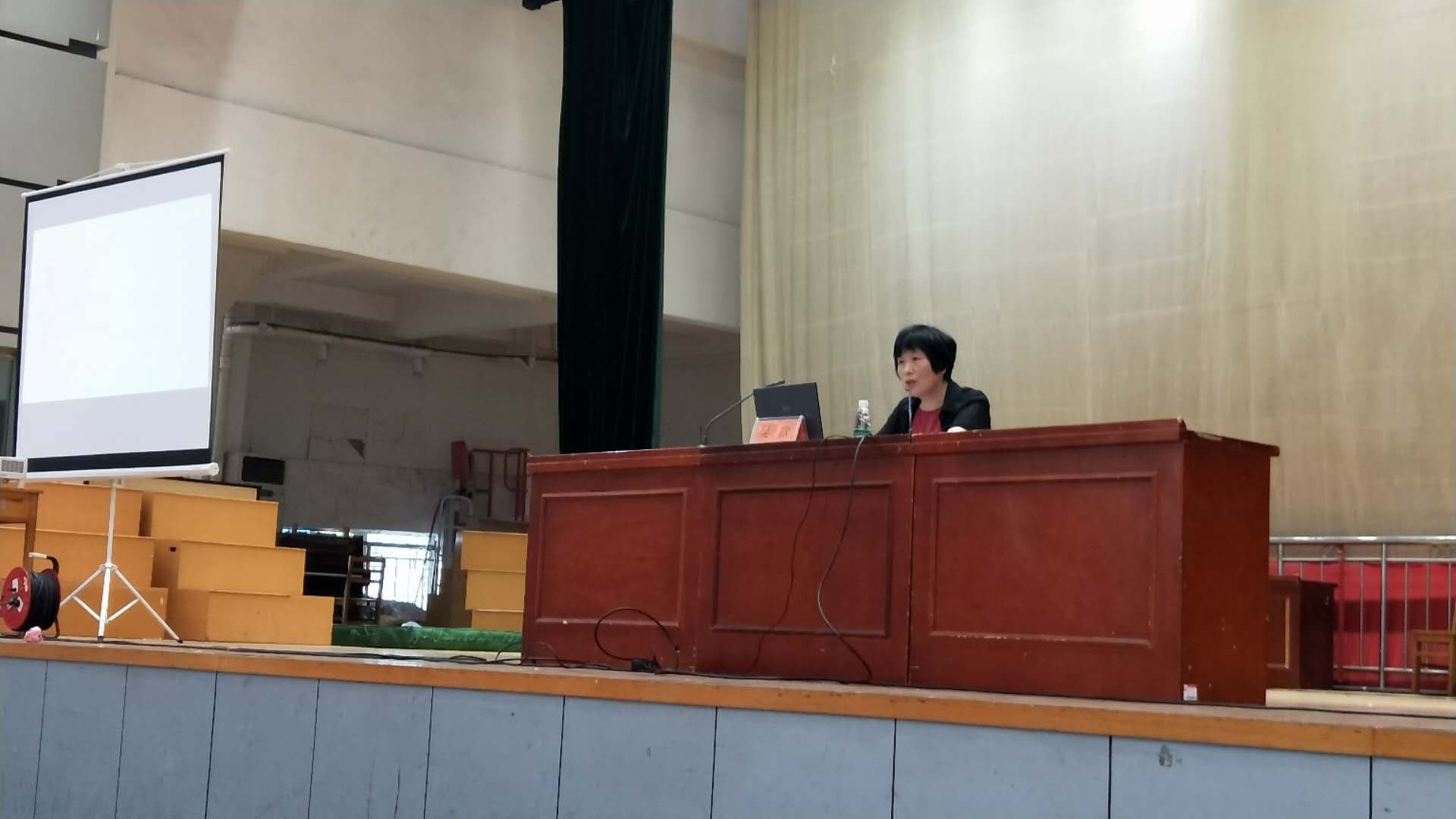 語文分會(huì)場(chǎng)，主講專家：南昌二中吳歆老師