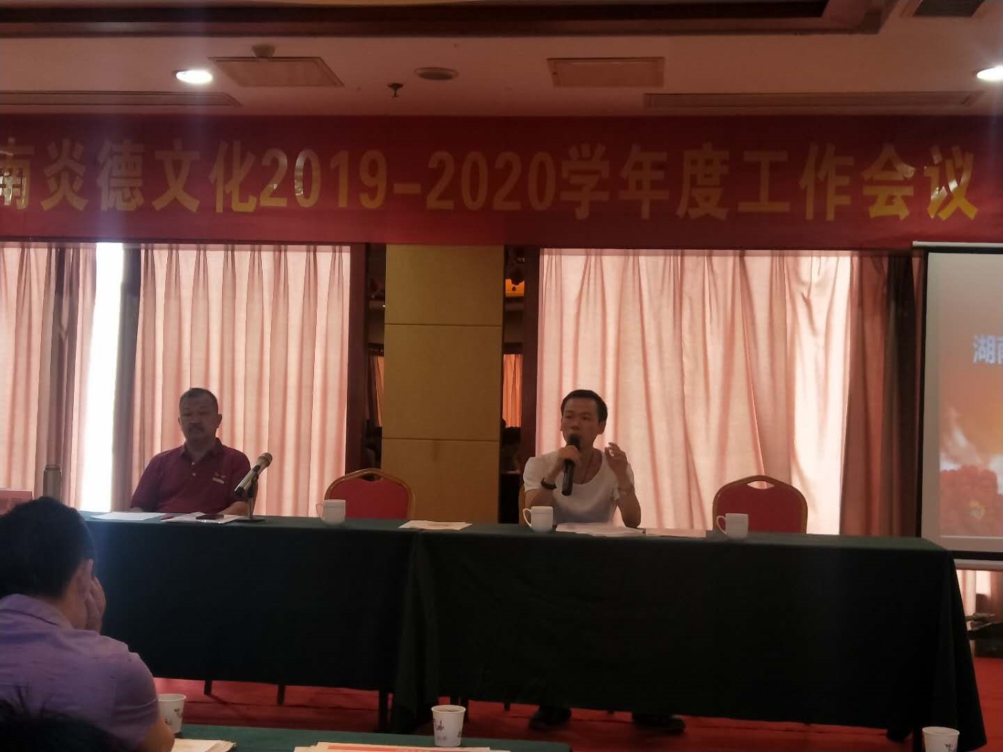 公司送教育送服務(wù)活動的負責(zé)人劉金龍先生發(fā)表講話